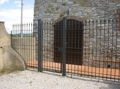 recinzione con cancello con finali superiori a lancia